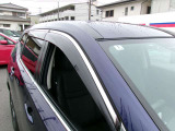 雨の日でも、車内の空気入替に便利なプラスチックバイザー付きになります^^意外と実用性がありますよね☆