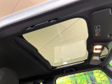 【ガラスルーフ】ガラスルーフ搭載で車内の解放感が一気にアップ!開放的なドライブをお楽しみいただけます。