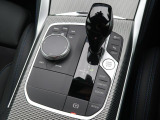 【シフトノブ】BMWの高性能オートマチックは、ATセレクトレバーを左側に倒すことで、通常の「D」から「S」(スポーツ)または「M」(マニュアル)へと切り替えが可能です。