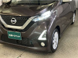 【LEDヘッドライト】白く照らされるのが特徴です。明るいだけでなく、周囲からの認知されやすく歩行者や死角にいる方へアピール効果、安全性が飛躍的に向上します!
