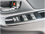 《パワーウインドウスイッチ》車の基本装備のひとつのパワーウインドウです。オート機能もあって、押し方の強弱で調整も出来ます。