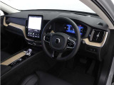 インストルメントパネルは僅かに運転席側へと傾けられているほか、余計なスイッチ類を可能な限り排し、運転に集中しやすい環境を造り出しています。