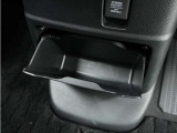 ◆センターロアボックス◆インパネ中央の下部には、ごみ箱としても使用する事ができるセンターロアボックスを装備しております。