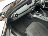 助手席も運転席同様に上品且つ質感の高いデザインで優雅にドライブを堪能できます。