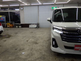 当店では専任のメカニックが大切なお客様のお車を一台一台丁寧に整備いたします。自社認証工場にてリフトアップし下回りまでキッチリ検査いたします。
