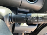 シンプルな操作で、安全な車線変更をサポート。視認性の高いデザインで、周囲の安全を確認できます。