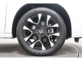純正のアルミホイールが足元を飾ります!タイヤサイズは225/55R18 になります。