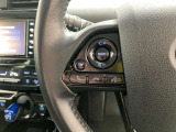 運転中、オーディオの操作をしてて、ハッとしたことはありませんか?ステアリングスイッチは、運転中でもハンドルでオーディオの操作が可能です。安全なドライブをサポートします。