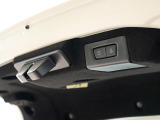 電動テールゲートはボタン1つで楽々に開閉が可能です。