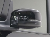 ◆ドアミラーウインカー◆ドアミラーにウインカーを装備しています。対向車に自身の進行方向を合図し安全に運転できます。