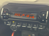 【オートエアコン】一度お好みの温度に設定すれば、車内の温度を検知し風量や温度を自動で調整。暑い&hellip;寒い&hellip;と何度もスイッチ操作をする必要はありません。快適な車内空間には必須の機能ですね♪