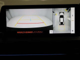 パノラミックビューモニターを装備。駐車場や交差点でクルマを真上から見るように周囲を確認できます。機能の詳細は販売店スタッフまでおたずねください。
