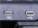USB端子と充電用USB端子を装備しております。