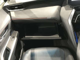 出し入れしやすいグローブボックス。