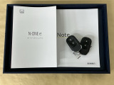 メンテナンスノート【点検整備記録簿・保証書】、取説も揃ってます。スマートキーはバッグなどにしまったままボタン操作でエンジン始動・停止やハイブリッドシステムの起動や停止ができて大変便利です