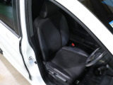 程よい硬さとホールド性が高いシートで長時間運転も快適です。