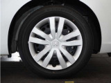 ◆純正ホイール装着車◆シンプルなデザインのホイールキャップ付きです。