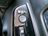 電動格納式ミラーなので、対向車などとのすれ違い時にも便利です。また、ドアロック連動で自動格納します。