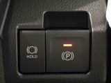 指先だけで簡単に操作が可能な電動パーキングブレーキを採用。「HOLD」スイッチを押すと、渋滞や信号待ちなどでブレーキペダルから足を離しても、ブレーキを保持するので安心です