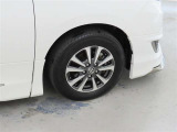 装着タイヤサイズは、195/65R15です。純正アルミホイールを装着しております。