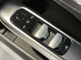 運転席ドアトリムには窓の一括コントローラーと電動ドアミラーのコントローラーが装備。