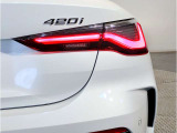 BMWのテールランプはプレスラインへと続く形状のため、統一感のある綺麗なラインを演出しております。