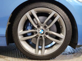 【BMWアロイホイル】軽量かつ強度に拘ったアロイホイル。走行性能ポテンシャルを引き出す設計。車の足元を引き締めてくれる大きなポイントはアロイホイルです。
