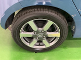 純正アルミホイールです。足元が引き立つので、車全体のイメージがアップしますよ!