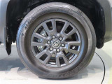 純正のアルミホイール装着車です。タイヤサイズは265/65R18です。