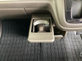 運転席からも助手席からも自由に使えるドリンクホルダーもついております。足元部分にはちょっとした小物を入れるのに便利な収納BOXもあります。