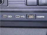 USB端子、充電用USB端子、HDMI端子を装備しております。