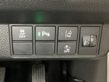 ハンドルの右側にはヘットライトリベライザーとHondaセンシング用のメインスイッチがついています。ヘッドライトリベライザーは道路状況や積荷の加重に応じてライトの高さを調節できます。