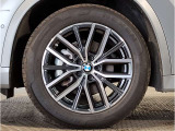 アウトバーンの走行を見据えたBMWの足回りは高い走行性能にこだわりが御座います。