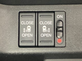 リアドアは乗り降りに便利な両側電動スライドドアです。また運転席に座っていながらスイッチ操作で自在にスライドドアを開け閉めできます。