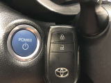 エンジンスタートスイッチです。キーが車内にあれば、エンジンの始動や停止はスイッチを押すだけ!キーを取り出す手間を省き、ワンプッシュで操作できるので簡単でスムーズです。