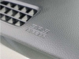 ◆助手席エアバッグ◆SRSエアバッグは、シートベルトだけでは防ぎきれない衝突時の衝撃から乗員を守るための安全装置。衝突時に瞬時に膨らみ、頭部や胸部がダッシュボードに直接衝突するのを防ぎます。