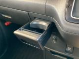 収納式ドリンクホルダーは、運転席・助手席どちらからも手が届きやすく、使いたい時にサッと引き出せる便利な仕様です。
