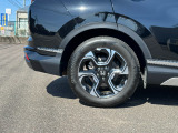 アルミホイール装備しています。カッコいいデザインで車に高級感が出ます。