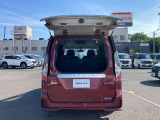デュアルバックドアです。バックドアの約半分の開閉スペースがあれば荷物を出し入れすることができるので、とっても便利です。