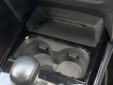 運転席と助手席の間にはドリンクホルダーと小物入れが!必要な時にさっと取り出せます◎
