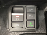 セレクトレバーの右に電子制御パーキングブレーキがあります。スイッチひとつで、停車した地点の傾斜などをシステムが検知・判断してブレーキ力を自動的に制御し、しっかり停車できるパーキングシステムです。