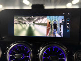 狭い駐車場や取り回しも余裕。360度カメラが車両周囲をリアルに映し出し、まるで上空から見ているかのような安心感とスムーズな操作性を実現します。