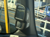 【サイドビューサポートミラー】停車時や発進時、対向車とのすれ違いや路肩に寄せるときなど、車両左側前方を確認するときに役立ちます。