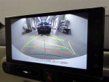 バックモニター付き。車両後方の映像をナビ画面に表示し、駐車などの後退操作をサポートします。