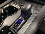 スムーズな操作で快適に運転を楽しめる、シフトポジションを電動で制御する電子式シフトレバーです。