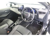 【運転席&助手席】シートは黒を基調にしたスタイリッシュなデザインです。クリーニング済みですので清潔感があり気持ち良く乗っていただけます♪