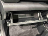 助手席前のグローブBOX等々すぐに出してしまえる便利な収納スペースが備わっています♪