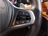 BMWのステアリングはドライバーと車体が一体感に感じれるような操作性を実現しております。また、握りやすさや操作性を向上するためにスイッチ類も配置されております。