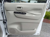◇運転席扉 内側部分になります◇【パワーウィンドウ】窓の開け閉め楽々!少し換気したいな〜なんて時にササッと操作できますね♪