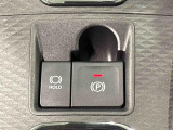 指先だけで簡単に操作が可能な電動パーキングブレーキを採用。「HOLD」スイッチを押すと、渋滞や信号待ちなどでブレーキペダルから足を離しても、ブレーキを保持するので安心です